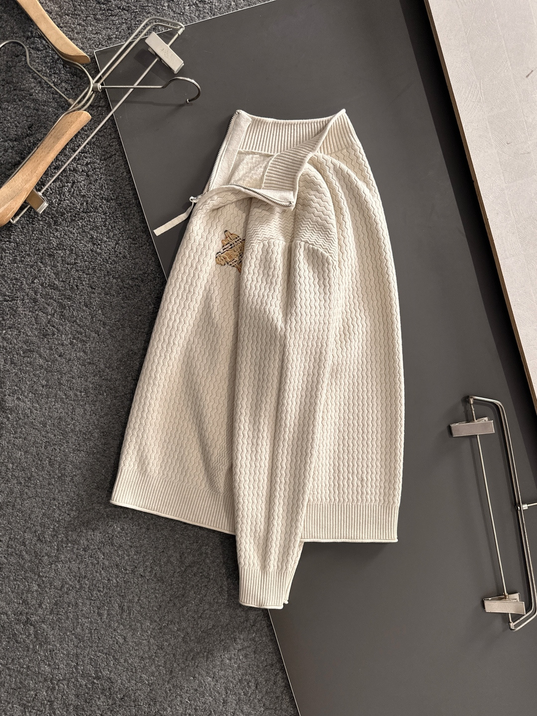 BBR 2025SS秋冬新款半开衫翻领毛衣，专柜同步发售，采用羊毛混纺针织衫毛衣，经典黄色眼睛小怪兽五金