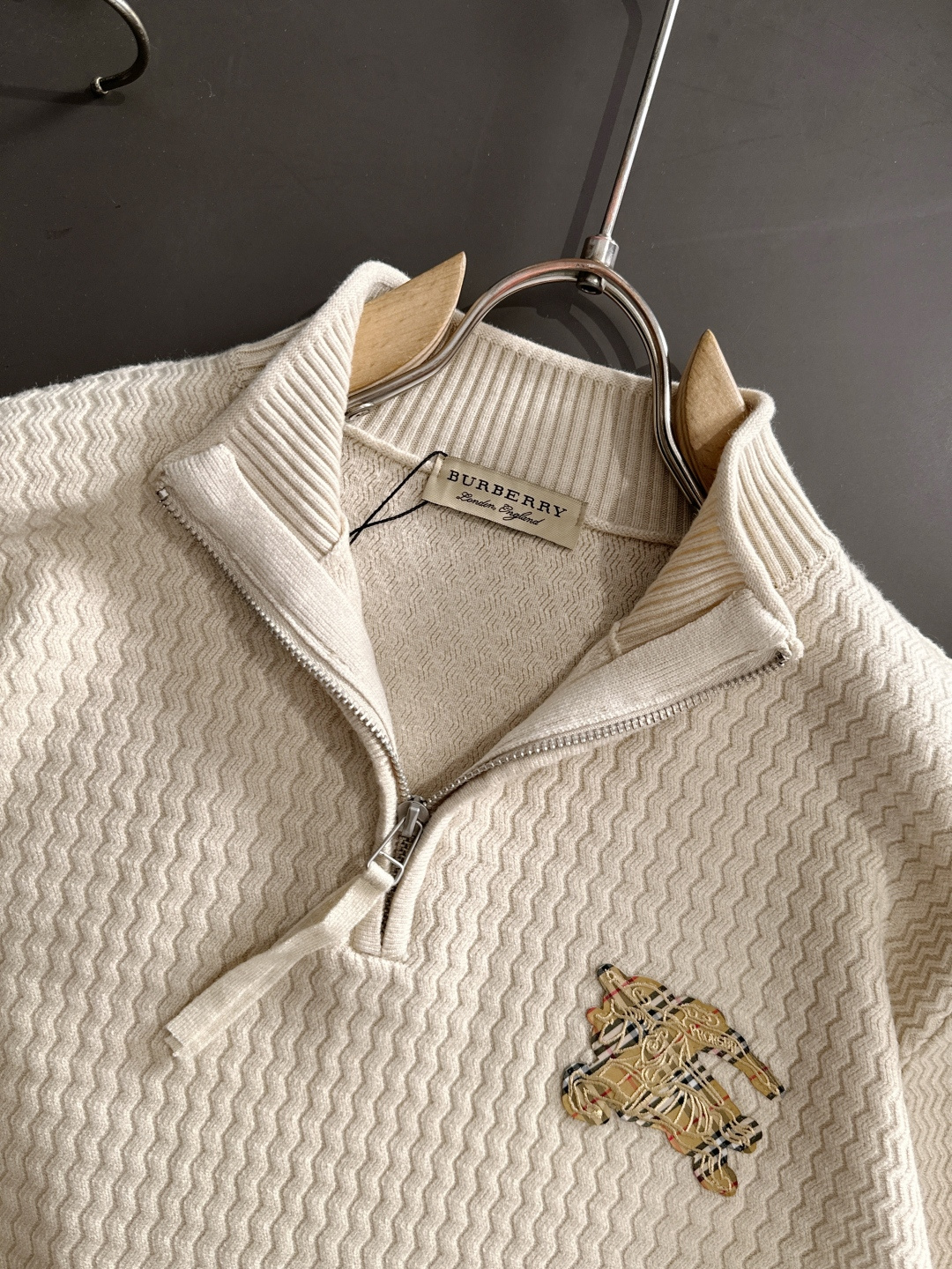 BBR 2025SS秋冬新款半开衫翻领毛衣，专柜同步发售，采用羊毛混纺针织衫毛衣，经典黄色眼睛小怪兽五金