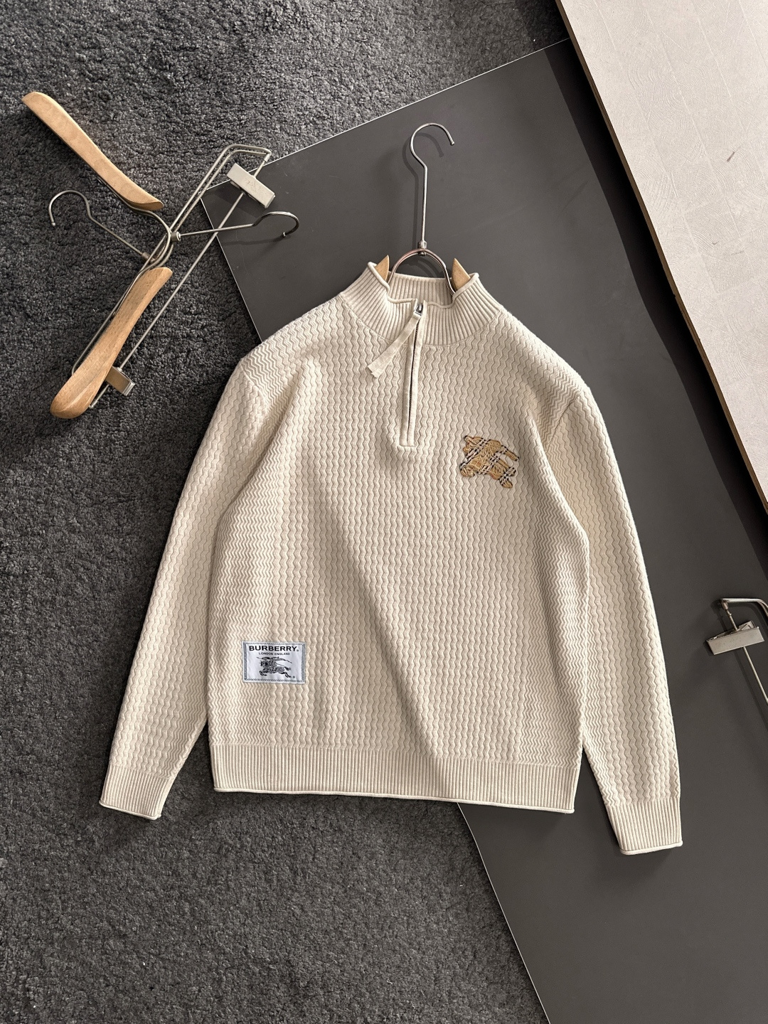 BBR 2025SS秋冬新款半开衫翻领毛衣，专柜同步发售，采用羊毛混纺针织衫毛衣，经典黄色眼睛小怪兽五金