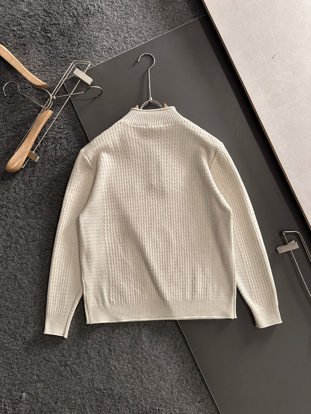 BBR 2025SS秋冬新款半开衫翻领毛衣，专柜同步发售，采用羊毛混纺针织衫毛衣，经典黄色眼睛小怪兽五金