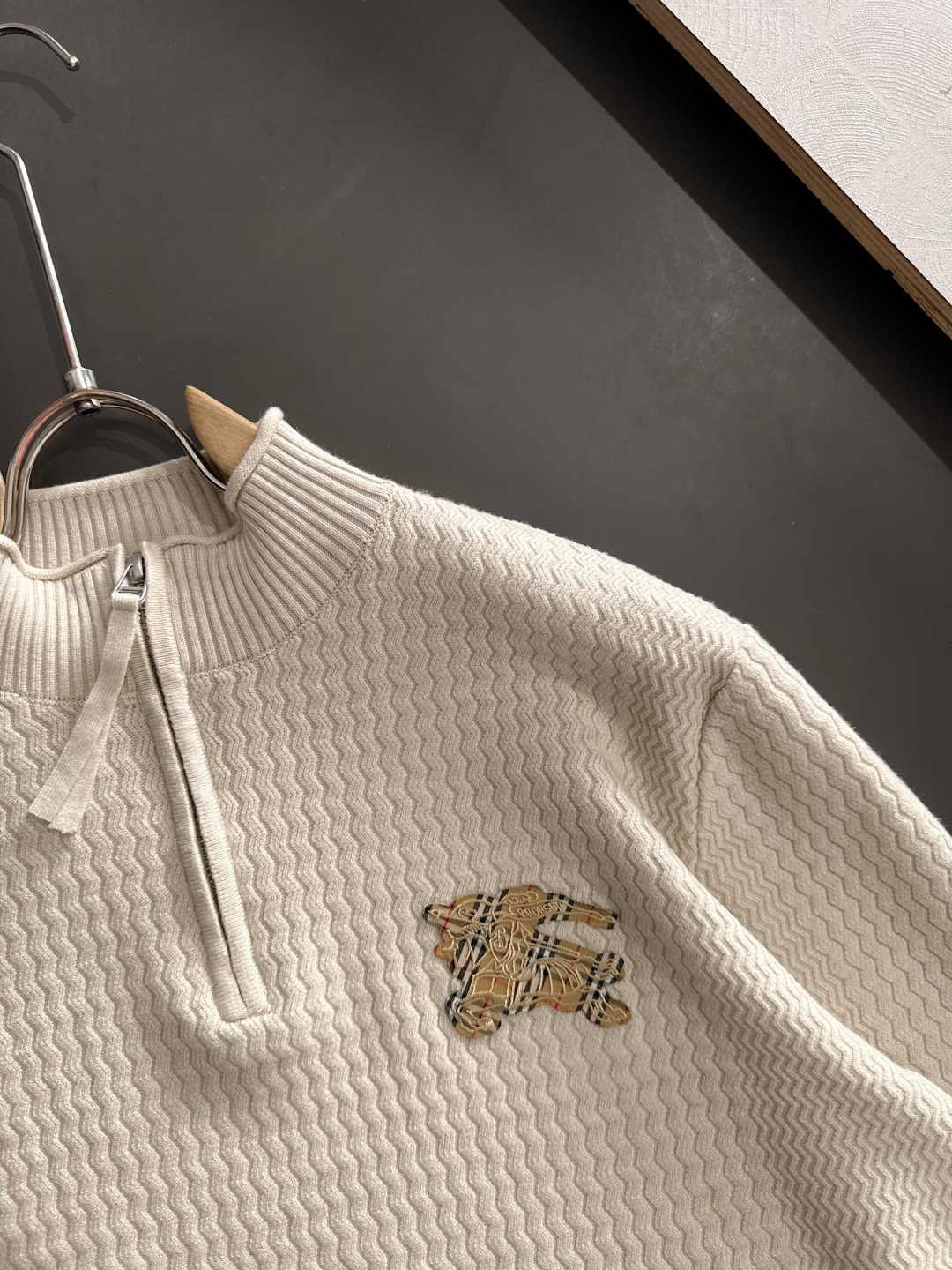 BBR 2025SS秋冬新款半开衫翻领毛衣，专柜同步发售，采用羊毛混纺针织衫毛衣，经典黄色眼睛小怪兽五金