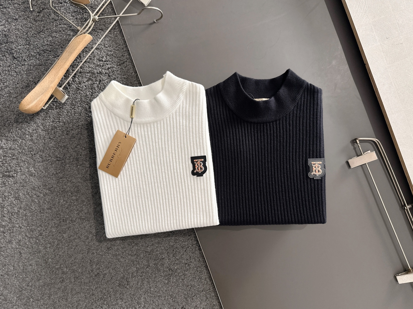 BBR 2025SS秋冬新款毛衣，专柜同步发售，采用羊毛混纺针织衫毛衣，经典格子TBlogo，五金log