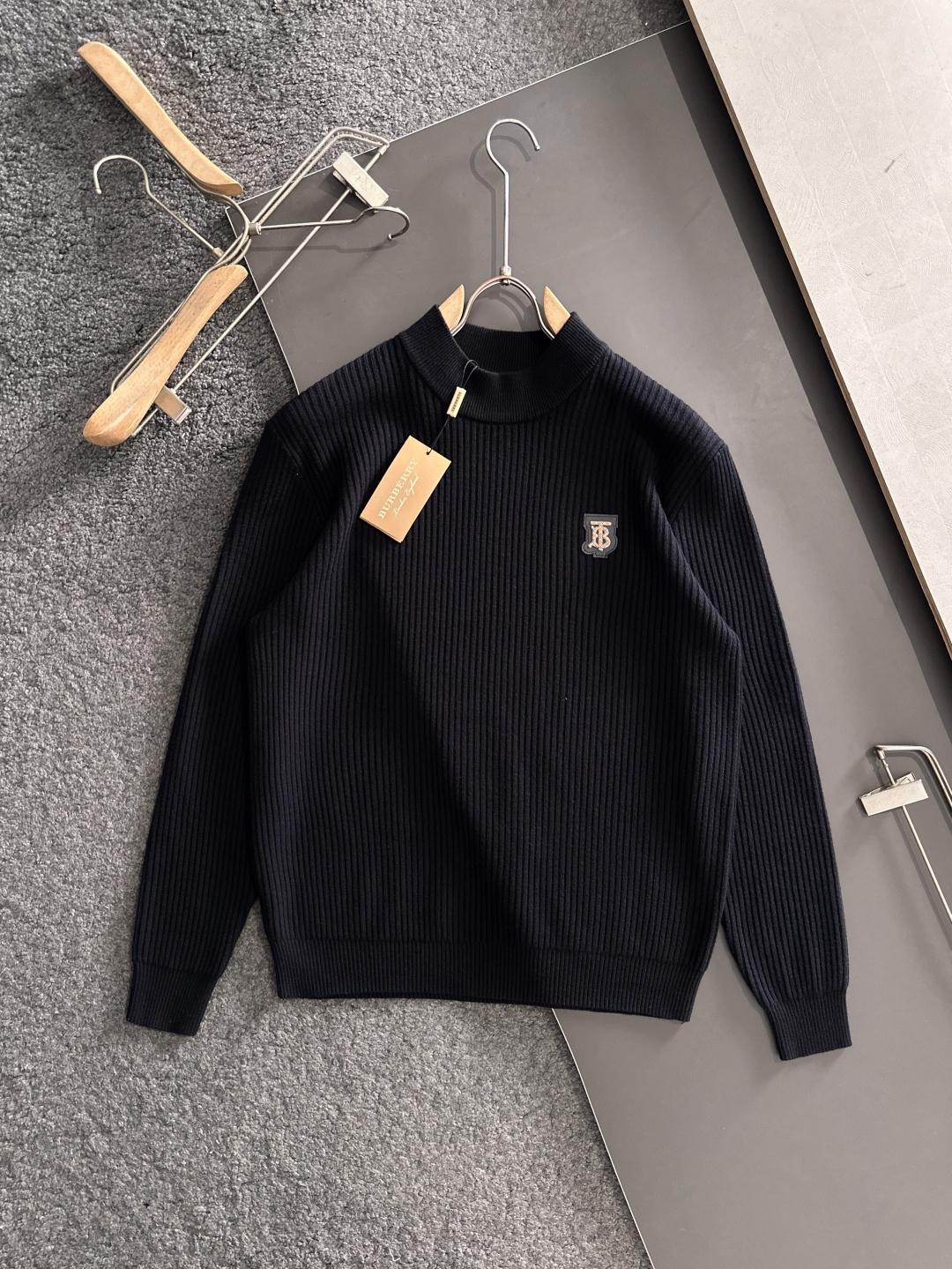 BBR 2025SS秋冬新款毛衣，专柜同步发售，采用羊毛混纺针织衫毛衣，经典格子TBlogo，五金log