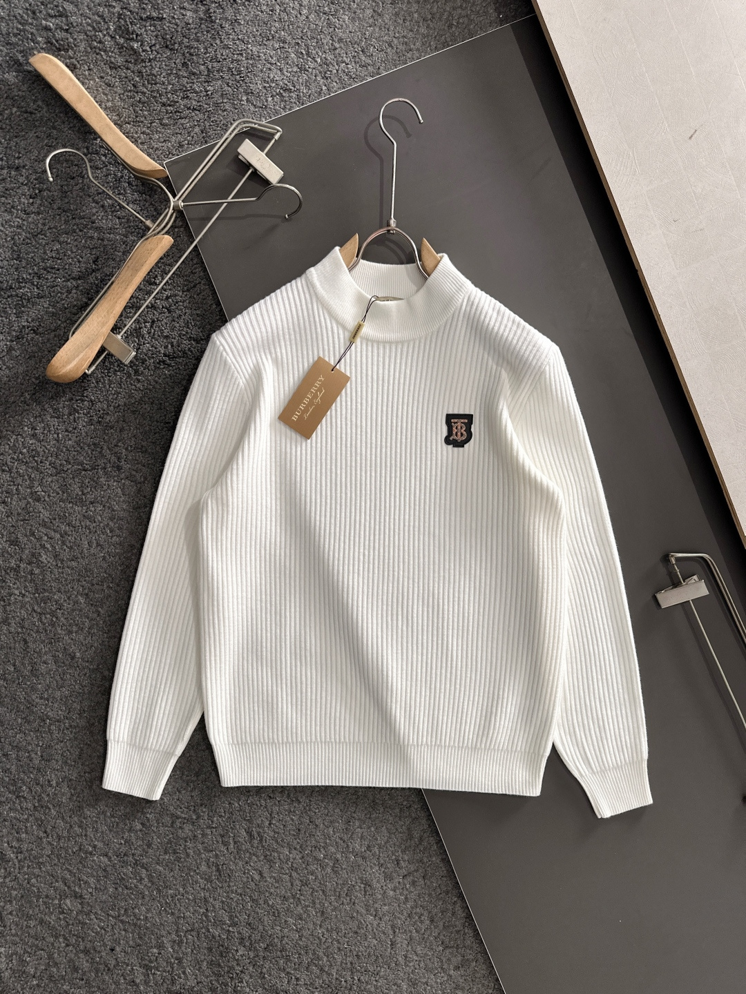 BBR 2025SS秋冬新款毛衣，专柜同步发售，采用羊毛混纺针织衫毛衣，经典格子TBlogo，五金log