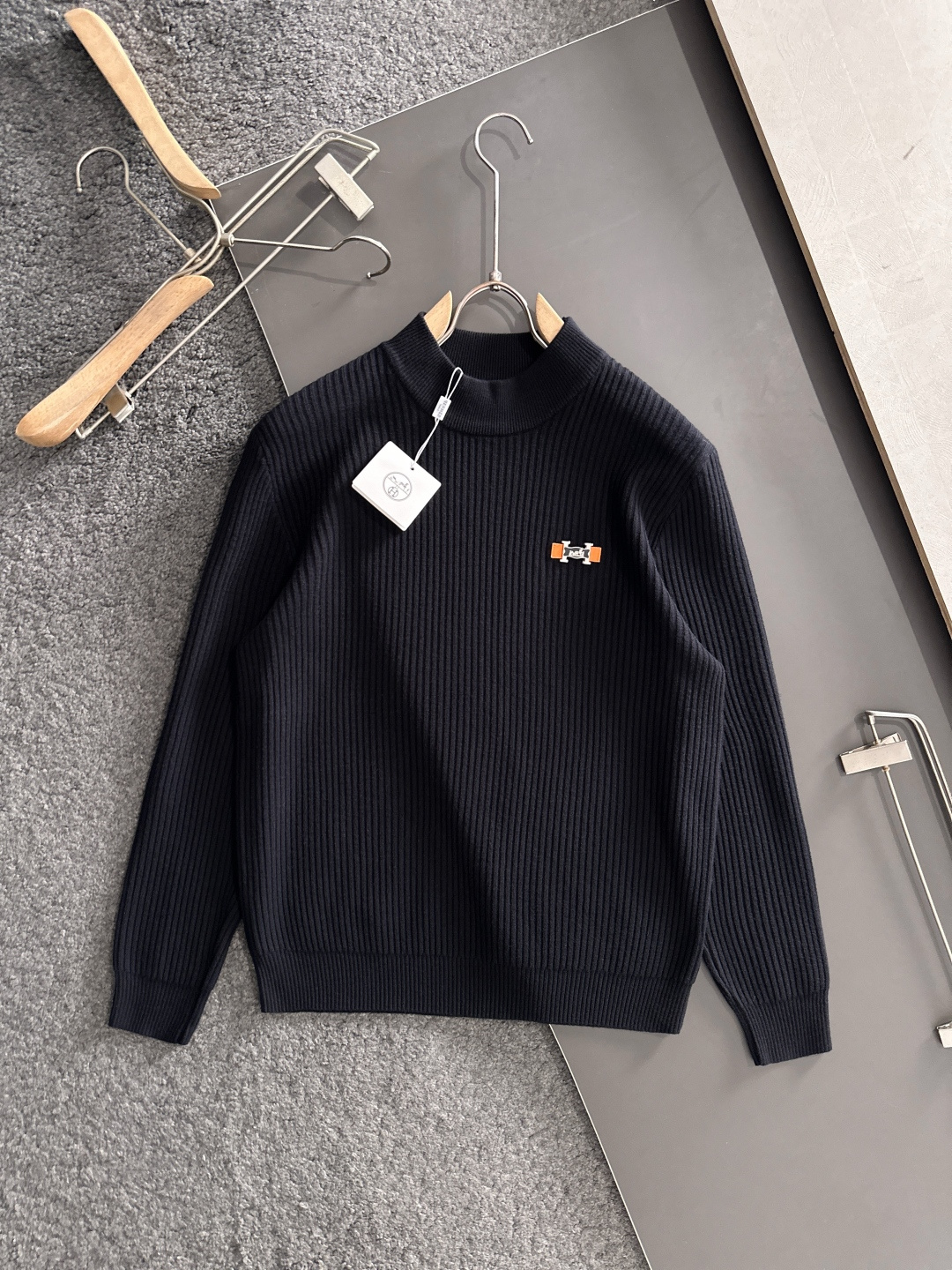 H 2025SS秋冬新款毛衣，专柜同步发售，采用羊毛混纺针织衫毛衣，经典橙色H马车logo，五金logo