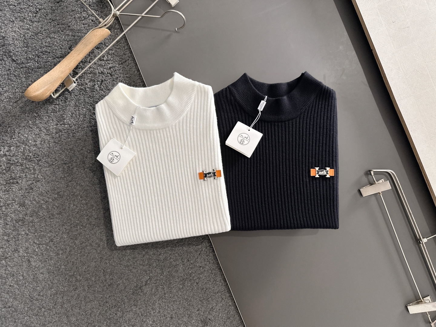 H 2025SS秋冬新款毛衣，专柜同步发售，采用羊毛混纺针织衫毛衣，经典橙色H马车logo，五金logo