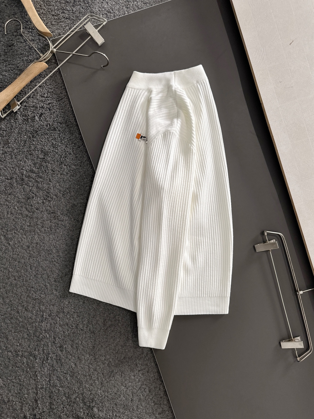 H 2025SS秋冬新款毛衣，专柜同步发售，采用羊毛混纺针织衫毛衣，经典橙色H马车logo，五金logo