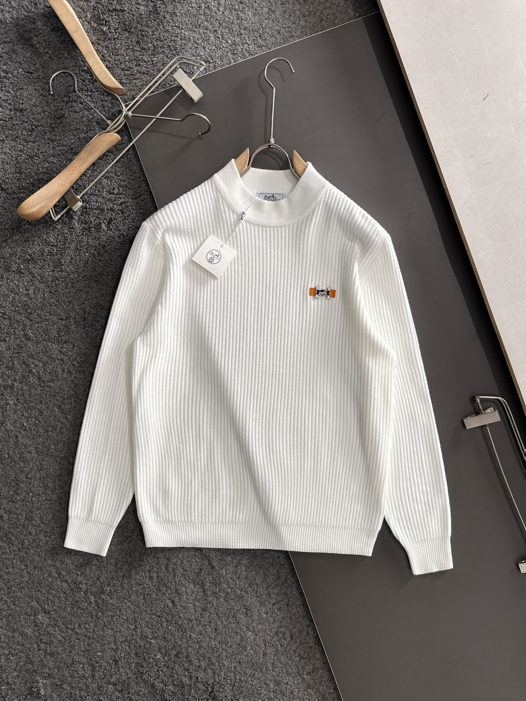 H 2025SS秋冬新款毛衣，专柜同步发售，采用羊毛混纺针织衫毛衣，经典橙色H马车logo，五金logo