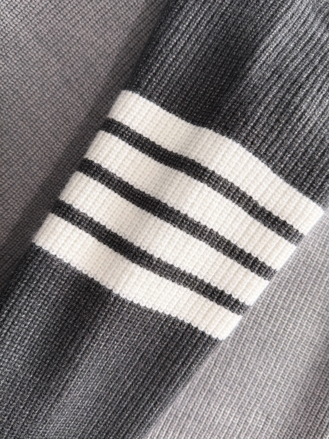 TB 25ss最新款秋冬时尚毛衣针织粗线、最顶级版四条杠提针织LOGO撞色拼接专柜款针织线衫圆领套头衫，