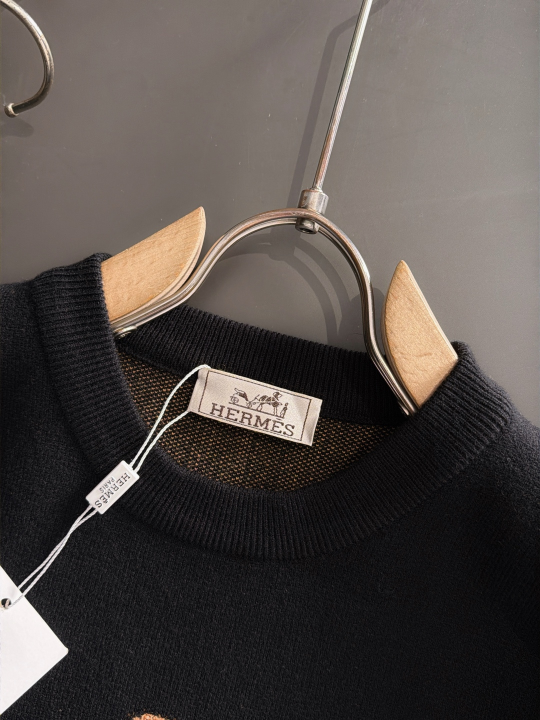 H 2025秋冬新款经典标志性橙色飞马羊毛衫针织衫，超级流畅线条感极符合美学基调的一款毛衣，最基础的款式