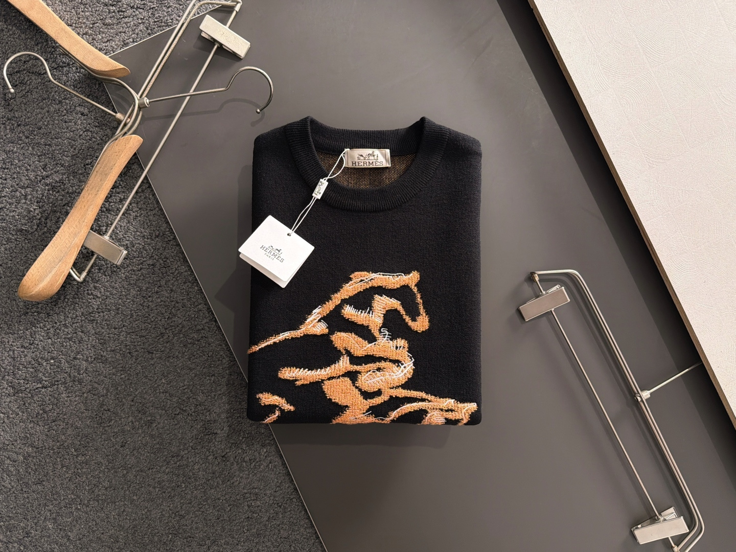 H 2025秋冬新款经典标志性橙色飞马羊毛衫针织衫，超级流畅线条感极符合美学基调的一款毛衣，最基础的款式