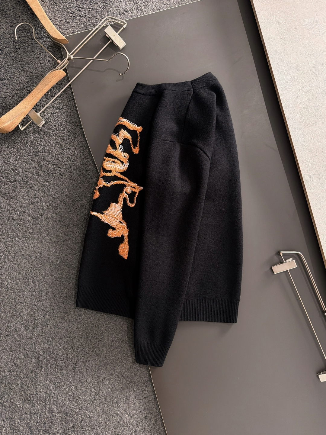 H 2025秋冬新款经典标志性橙色飞马羊毛衫针织衫，超级流畅线条感极符合美学基调的一款毛衣，最基础的款式