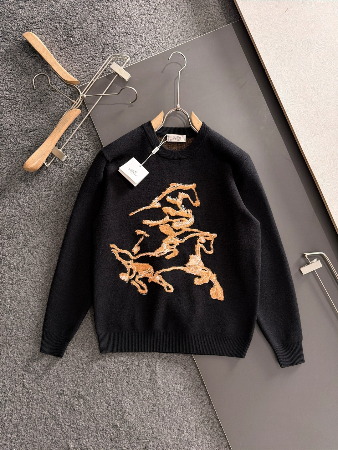 H 2025秋冬新款经典标志性橙色飞马羊毛衫针织衫，超级流畅线条感极符合美学基调的一款毛衣，最基础的款式