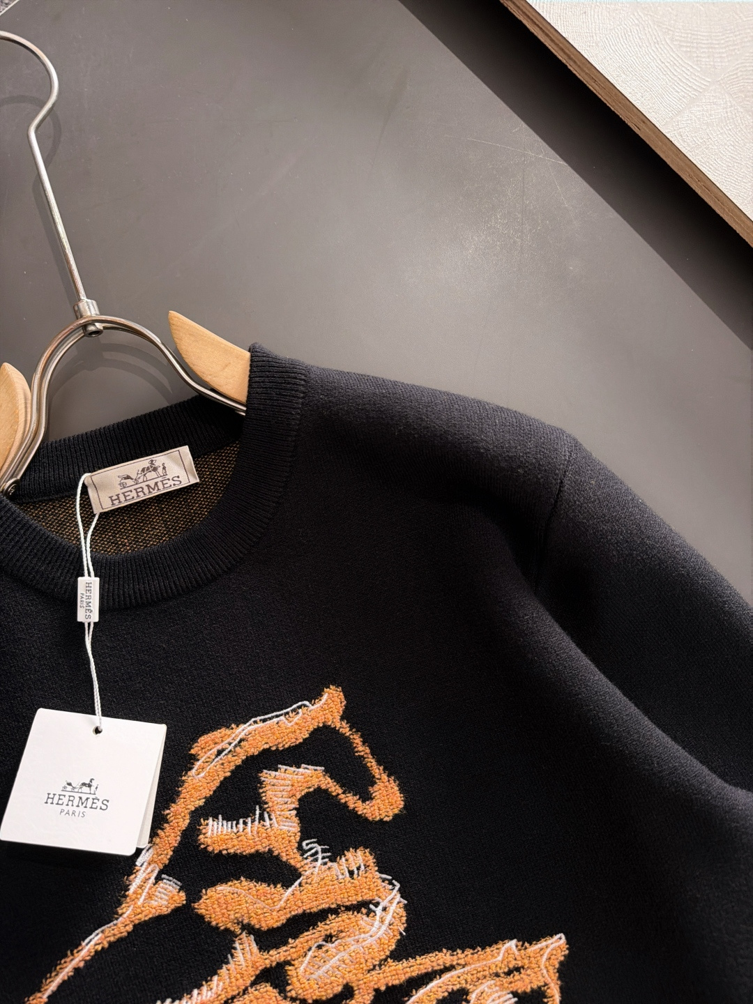 H 2025秋冬新款经典标志性橙色飞马羊毛衫针织衫，超级流畅线条感极符合美学基调的一款毛衣，最基础的款式