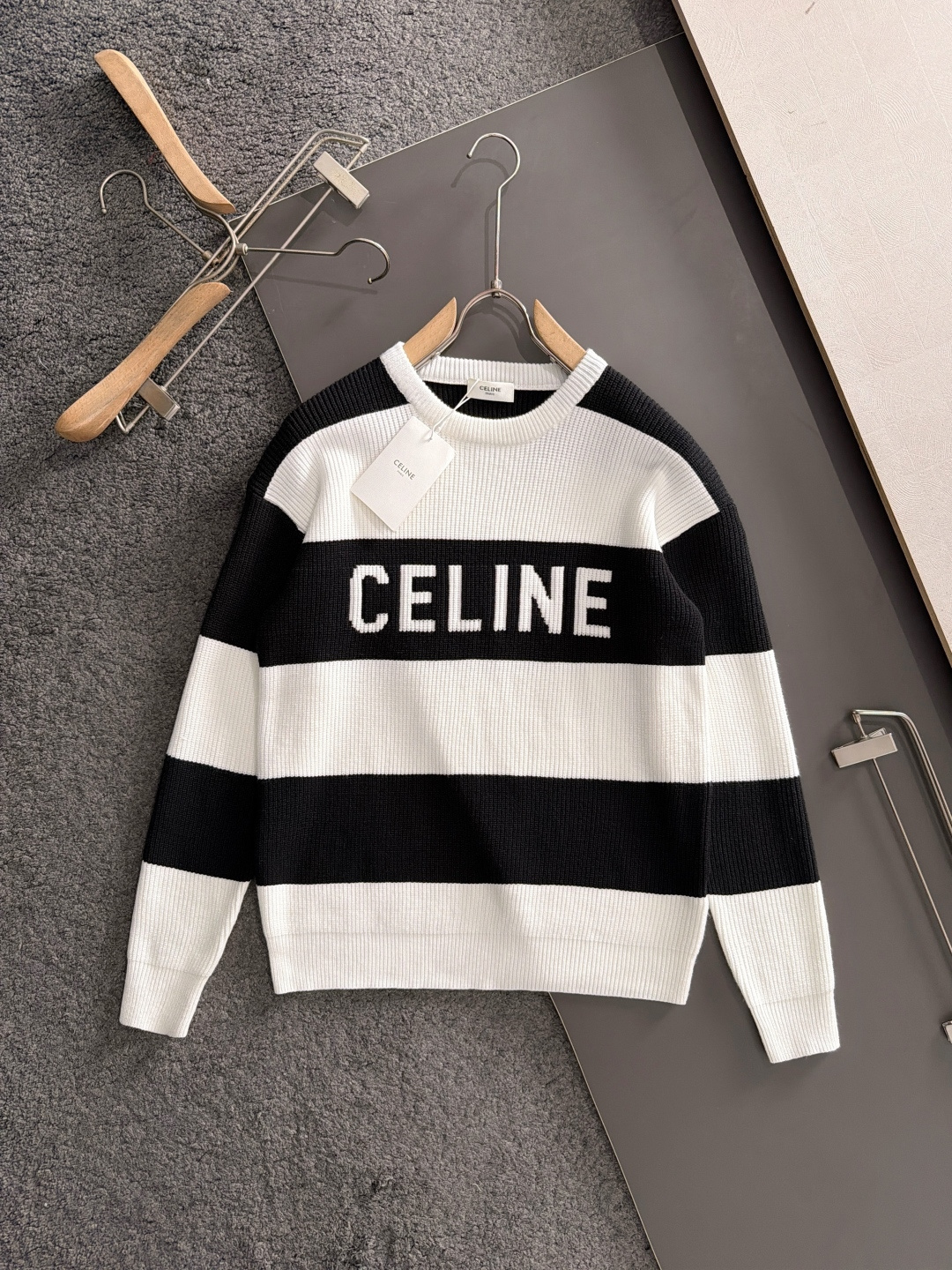 NO:728993,Support the new CEL 25 autumn and winter new striped jacquard knitted crew neck sweater. This series of sweaters is really classic. It is highly recommended. It can be worn by both men and women. The stripes are very eye-catching with the large pattern on the chest, adding a sense of detail. The custom-made fabric is wool blended 30 wool, which feels soft and delicate, comfortable and warm.  The simple style really looks great when worn alone, layered or layered!  Solid color elements, simple but not monotonous, versatile round neck, soft and warm, perfect for autumn and winter. Simple style, very versatile, very nice to wear alone in autumn or as an inner layer in winter. Size M-3XL,,sweaters,19860909支持年后 CEL 25秋冬新款条纹提花针织圆领毛衣,这个系列的毛衣真的太经典了,强烈推荐 男女均可驾驭,条纹搭配胸前大图案非常抢眼,增加细节感.定制面料羊毛混纺 30羊毛,手感糯软细腻,贴身舒适,保暖超赞！简单的款式真的可以穿的很好看,单穿叠穿、内搭都非常棒！纯色元素 简约又不单调百搭圆领 ,软软的暖暖的 太适合秋冬了简约系 很百搭 秋季单穿或者冬季内搭都是很nice.码数M-3XL,,sweaters,,Men's clothing