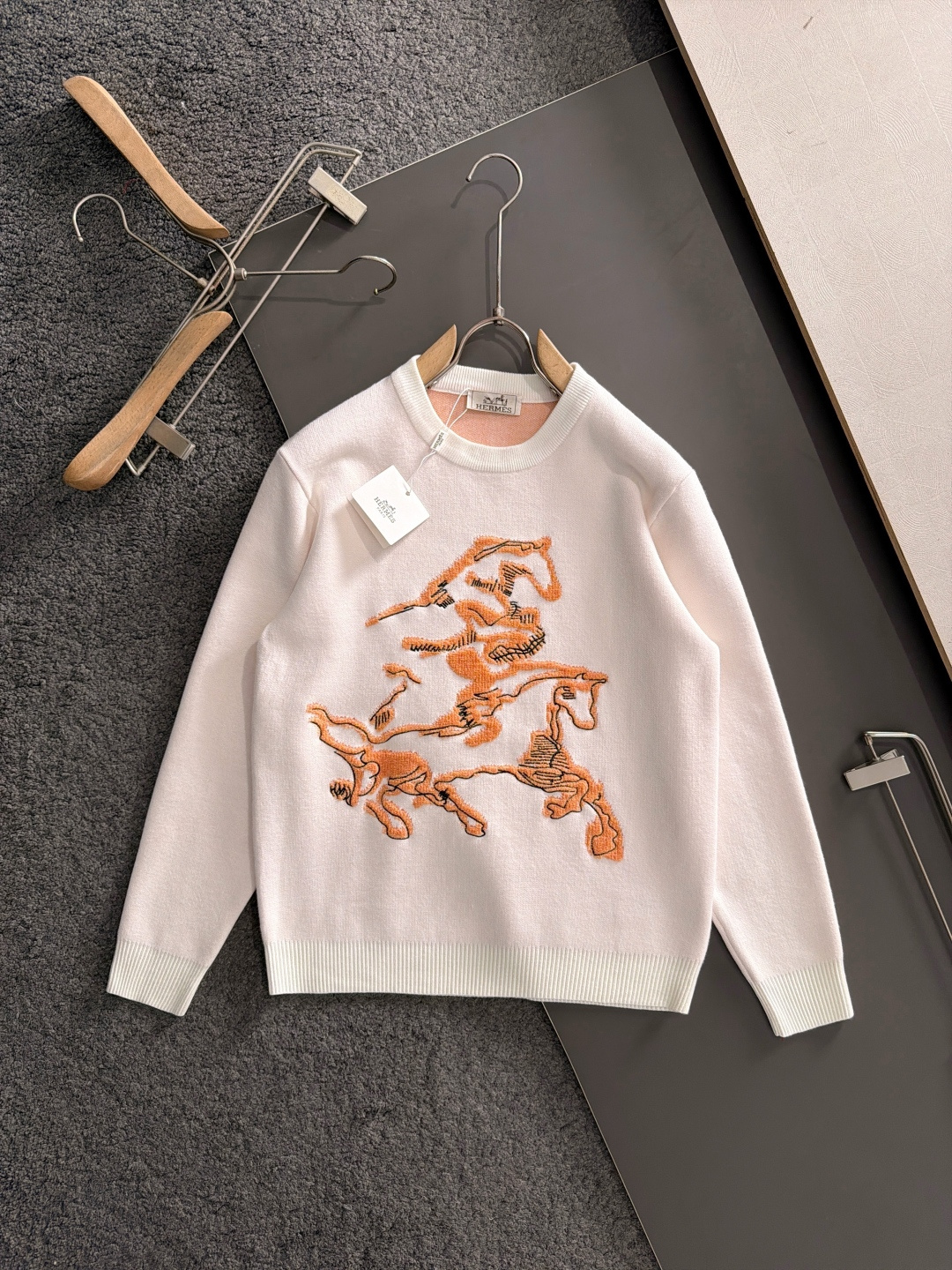 H 2025秋冬新款经典标志性橙色飞马羊毛衫针织衫，超级流畅线条感极符合美学基调的一款毛衣，最基础的款式