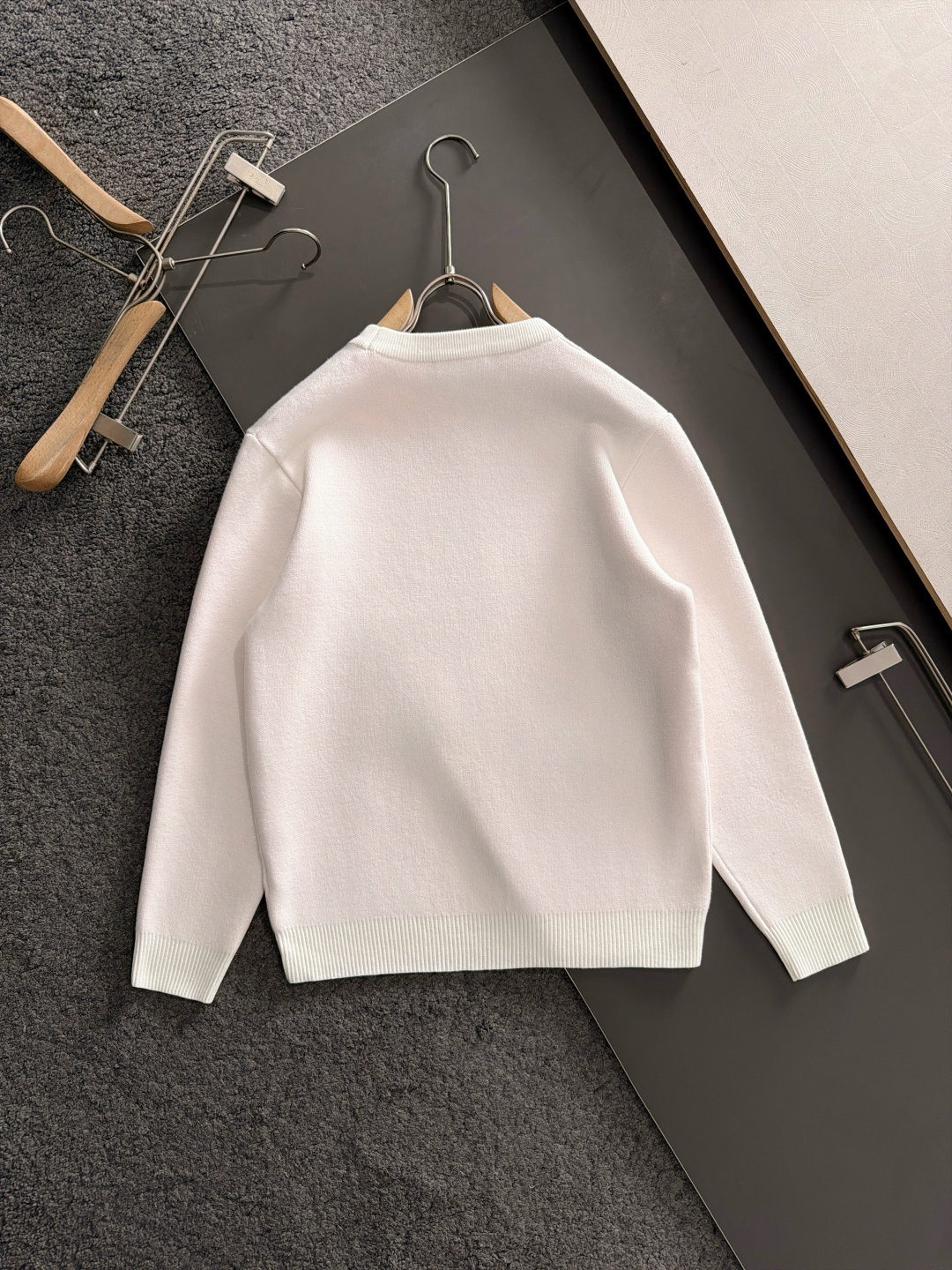 H 2025秋冬新款经典标志性橙色飞马羊毛衫针织衫，超级流畅线条感极符合美学基调的一款毛衣，最基础的款式