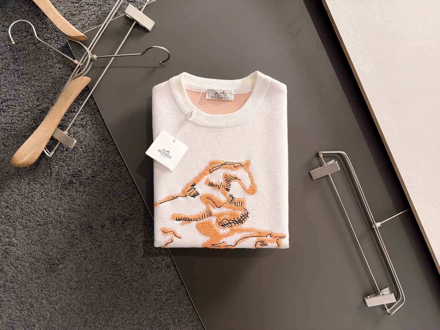 H 2025秋冬新款经典标志性橙色飞马羊毛衫针织衫，超级流畅线条感极符合美学基调的一款毛衣，最基础的款式