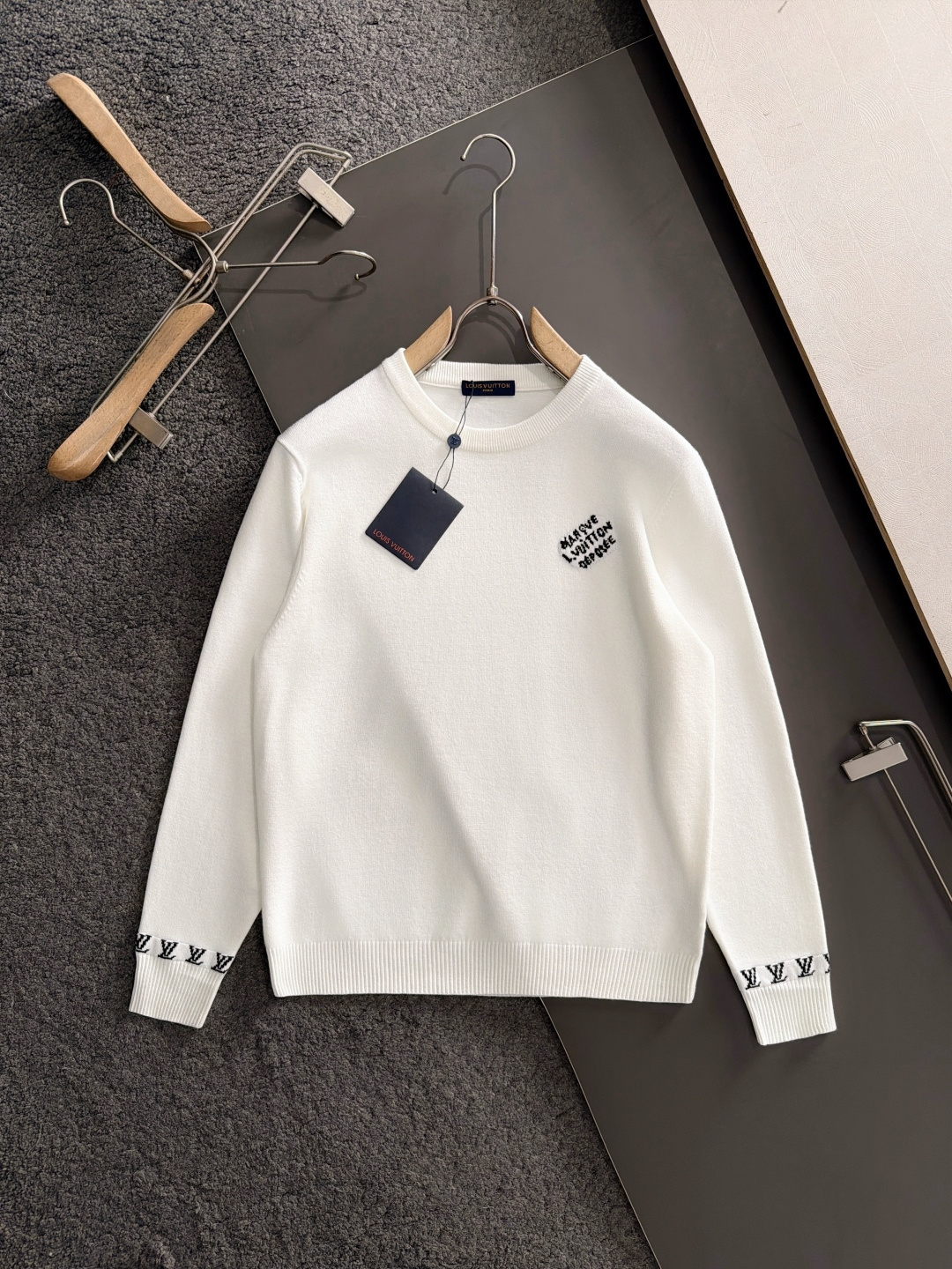 NO:711815,Support the new 1V 2025 autumn and winter jacquard embroidery new simple round-neck knitted woolen sweater, exquisite craft counter fabric, fusion of top elements, complete classic 3 standards, trendy men's fashion, unparalleled in terms of upper body comfort and size M-3XL,,19860909支持年后 1V 2025秋冬提花刺绣新款简约圆领针织羊毛衫,精致工艺专柜面料,顶级元素融合打造,经典3标齐全,潮男时尚,无论是上身舒适度还是都是无可比拟的存在 码数M-3XL,,,Men's clothing