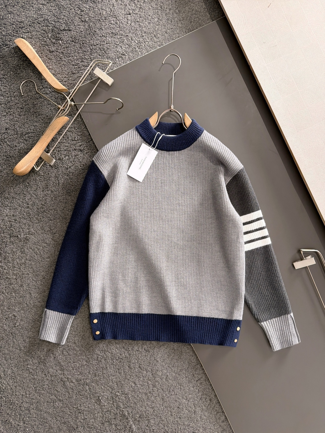 TB 25ss最新款秋冬时尚毛衣针织粗线、最顶级版四条杠提针织LOGO撞色拼接专柜款针织线衫圆领套头衫，