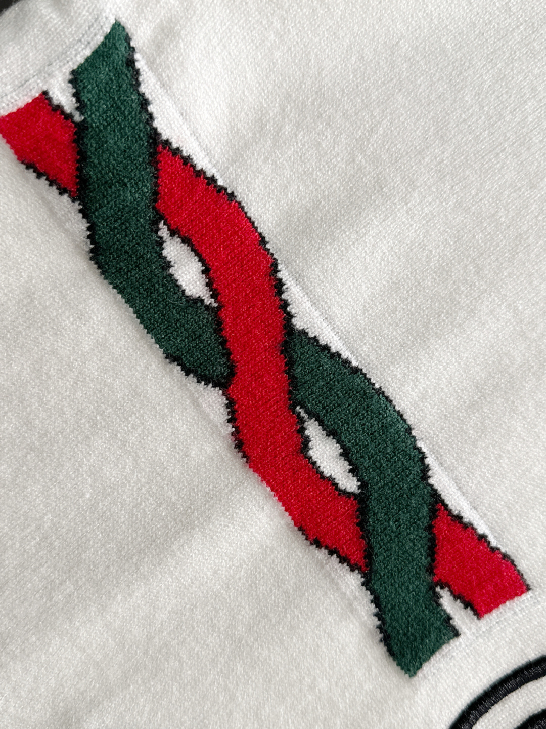 GUC 2025秋冬全身提花新款简约圆领针织羊毛衫，精致工艺专柜面料，顶级元素融合打造，经典3标齐全，潮