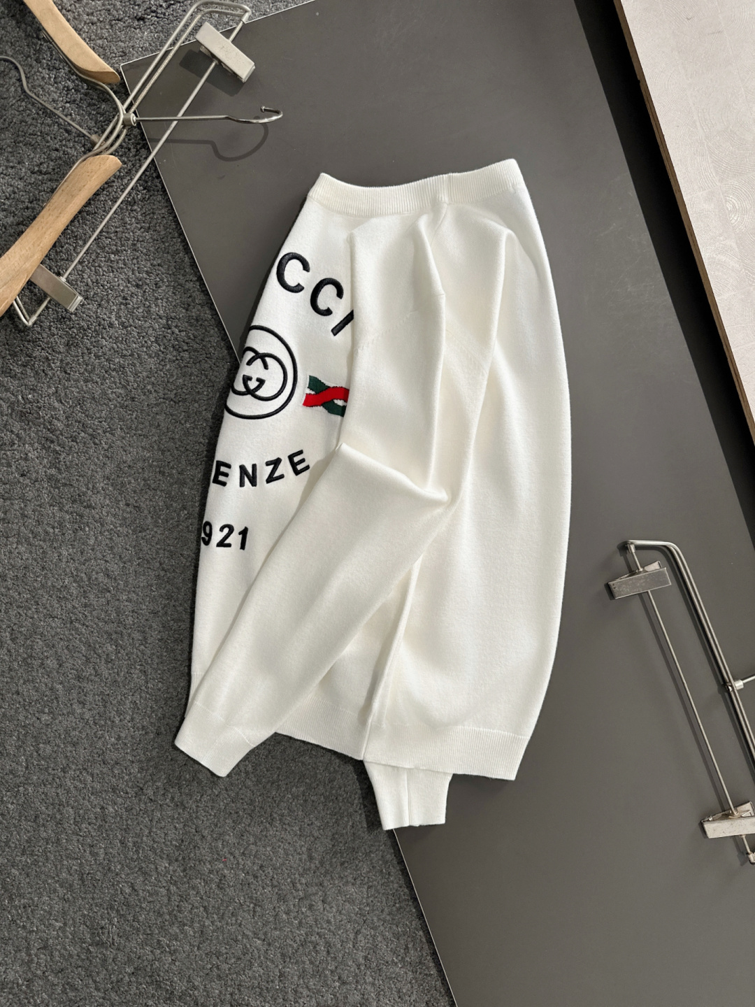 GUC 2025秋冬全身提花新款简约圆领针织羊毛衫，精致工艺专柜面料，顶级元素融合打造，经典3标齐全，潮