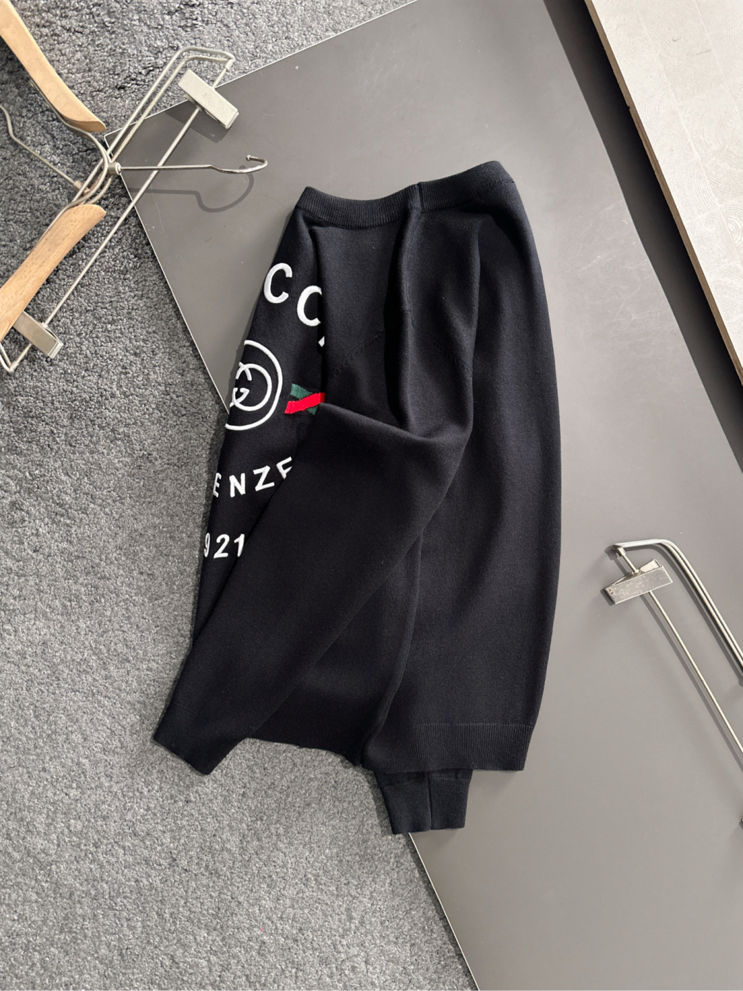 GUC 2025秋冬全身提花新款简约圆领针织羊毛衫，精致工艺专柜面料，顶级元素融合打造，经典3标齐全，潮