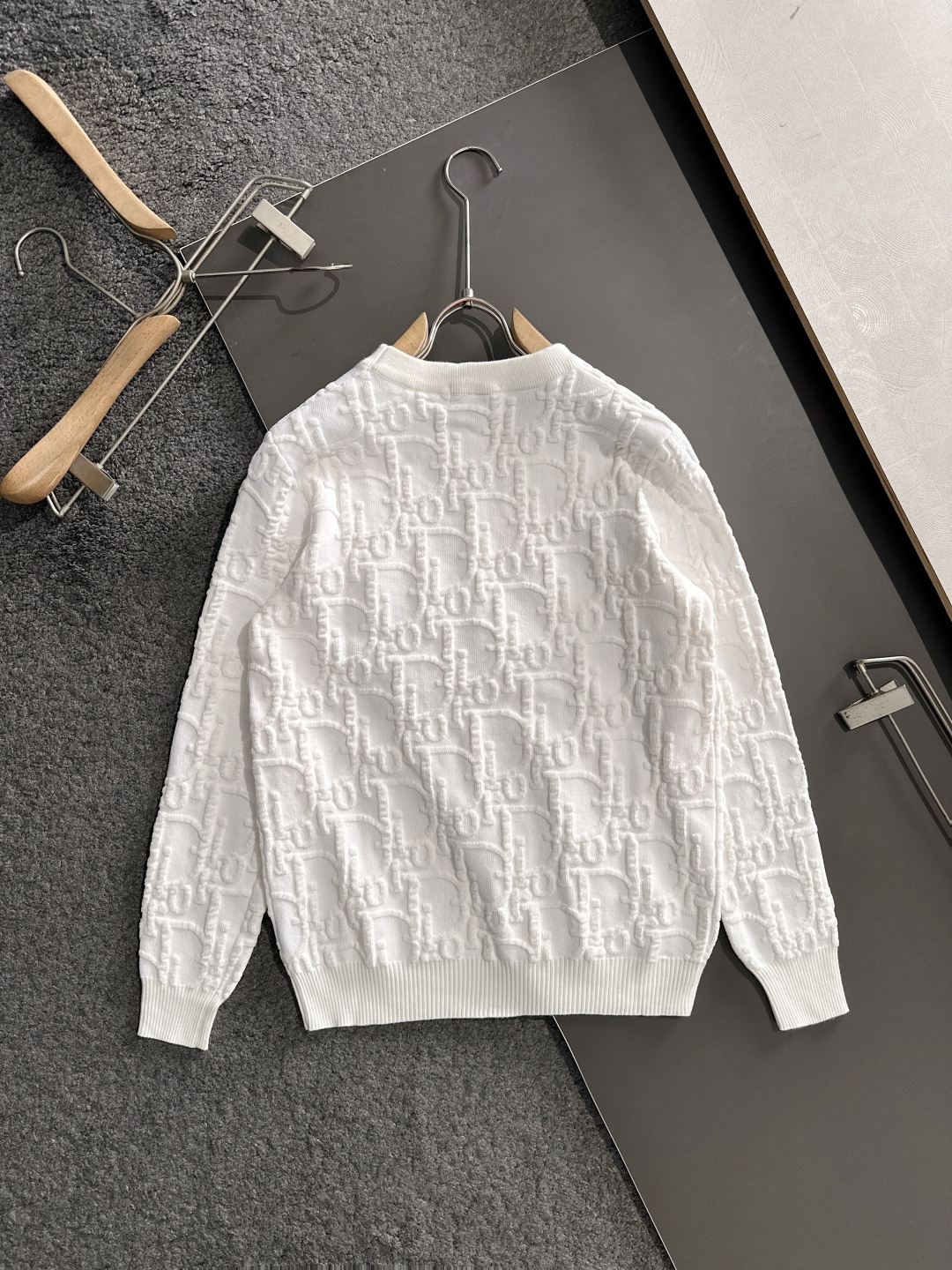 CD 2025秋冬全身提花新款简约圆领针织羊毛衫，精致工艺专柜面料，顶级元素融合打造，经典3标齐全，潮男