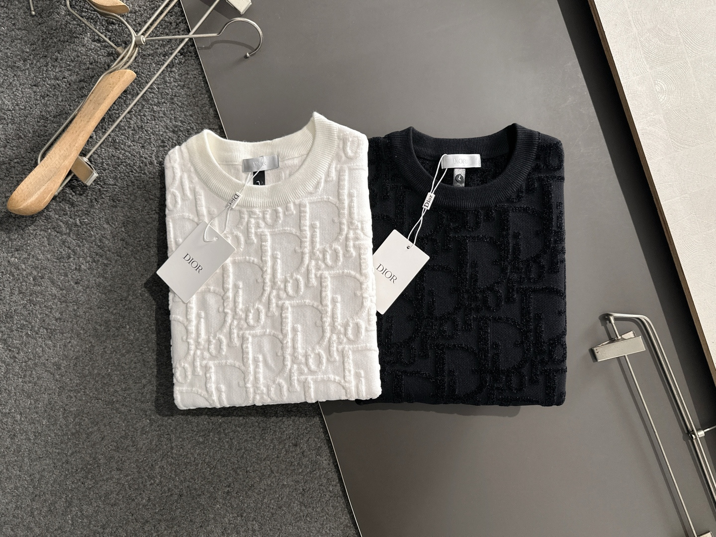 CD 2025秋冬全身提花新款简约圆领针织羊毛衫，精致工艺专柜面料，顶级元素融合打造，经典3标齐全，潮男