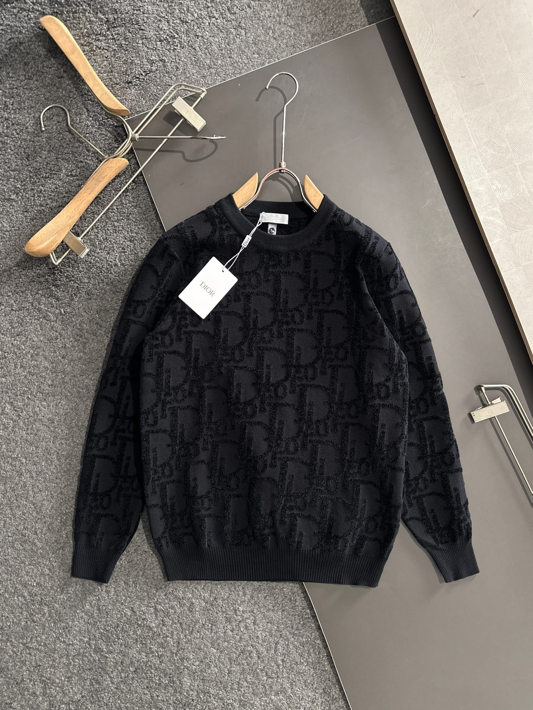 CD 2025秋冬全身提花新款简约圆领针织羊毛衫，精致工艺专柜面料，顶级元素融合打造，经典3标齐全，潮男