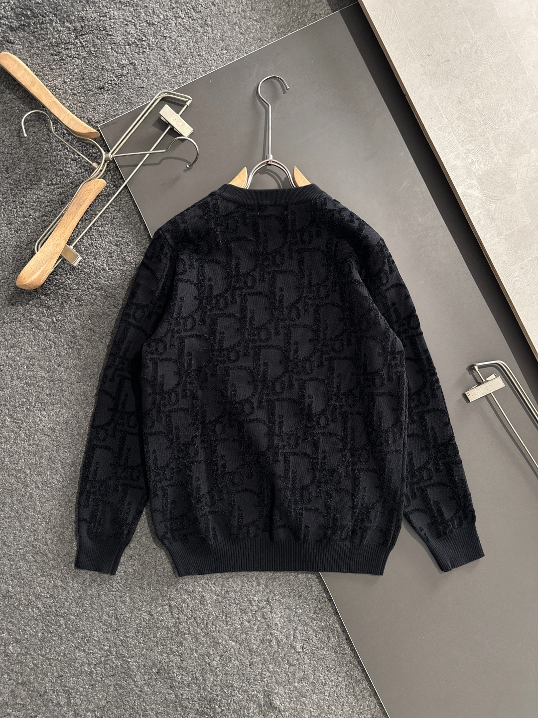 CD 2025秋冬全身提花新款简约圆领针织羊毛衫，精致工艺专柜面料，顶级元素融合打造，经典3标齐全，潮男