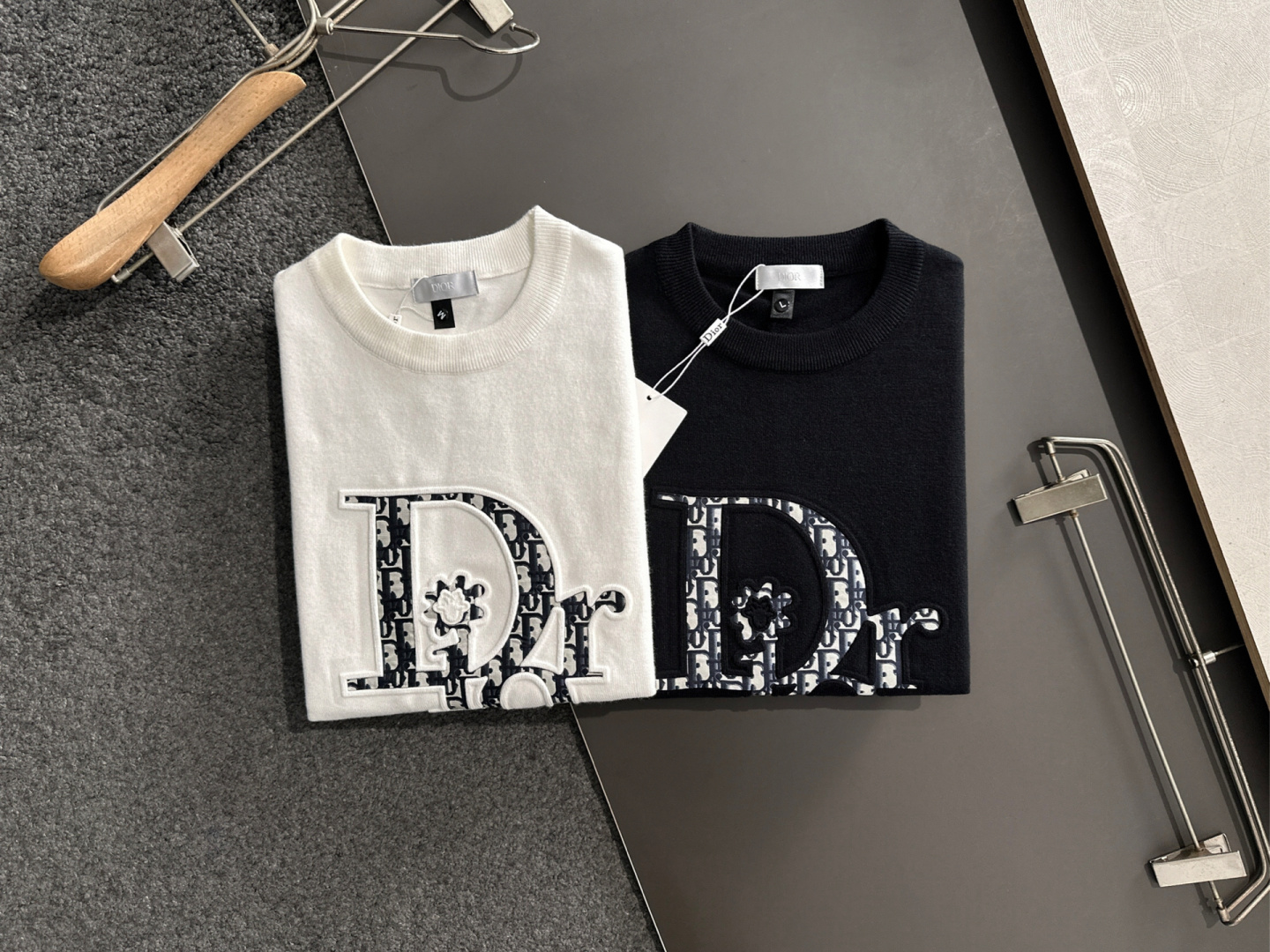 CD 2025秋冬全身提花新款简约圆领针织羊毛衫，精致工艺专柜面料，顶级元素融合打造，经典3标齐全，潮男