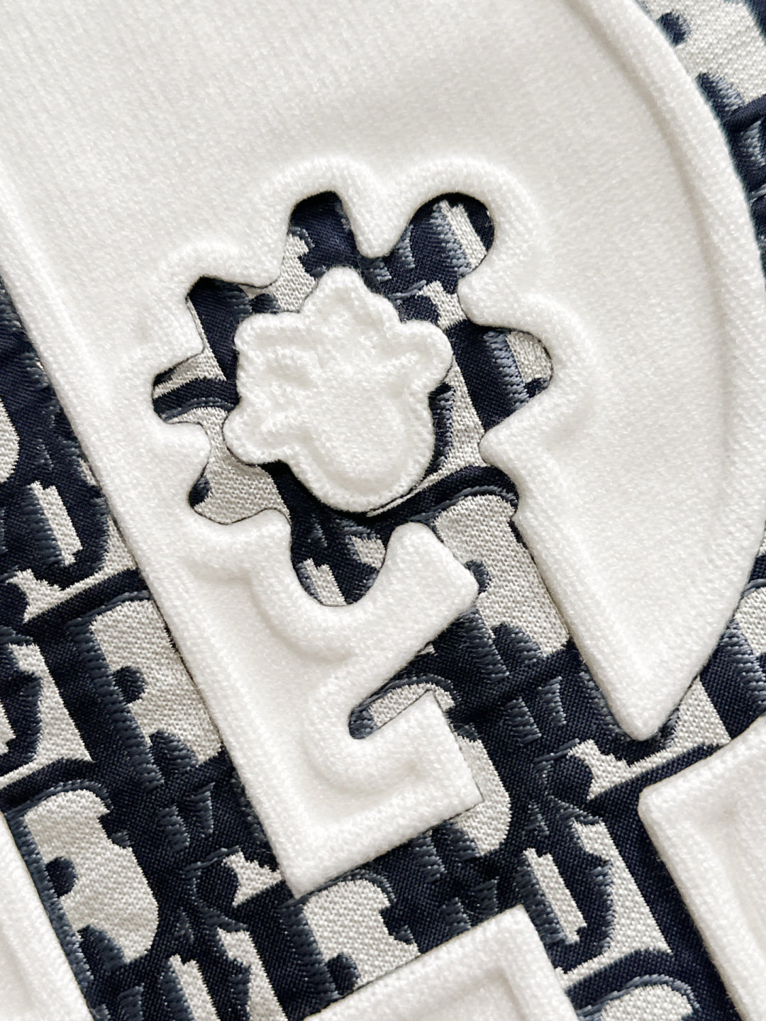 CD 2025秋冬全身提花新款简约圆领针织羊毛衫，精致工艺专柜面料，顶级元素融合打造，经典3标齐全，潮男