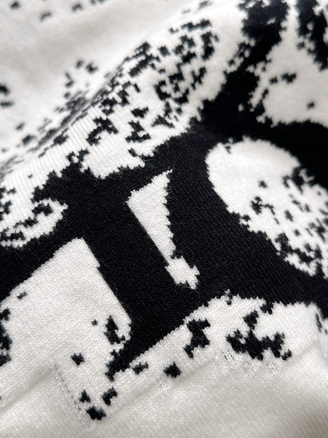 CD 2025秋冬全身提花新款简约圆领针织羊毛衫，精致工艺专柜面料，顶级元素融合打造，经典3标齐全，潮男