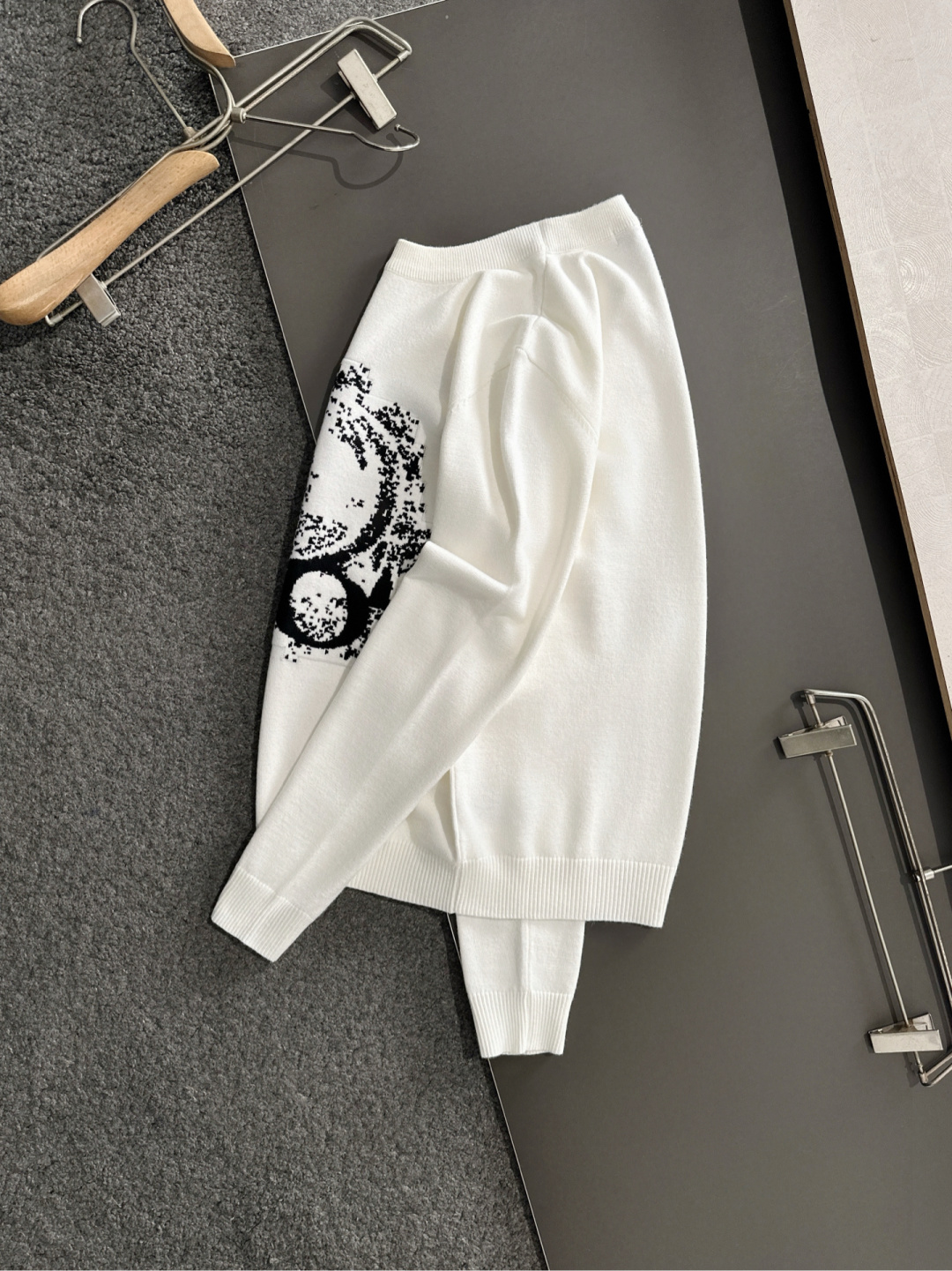 CD 2025秋冬全身提花新款简约圆领针织羊毛衫，精致工艺专柜面料，顶级元素融合打造，经典3标齐全，潮男