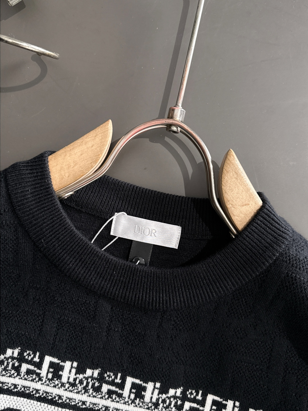 CD 2025秋冬全身提花新款简约圆领针织羊毛衫，精致工艺专柜面料，顶级元素融合打造，经典3标齐全，潮男