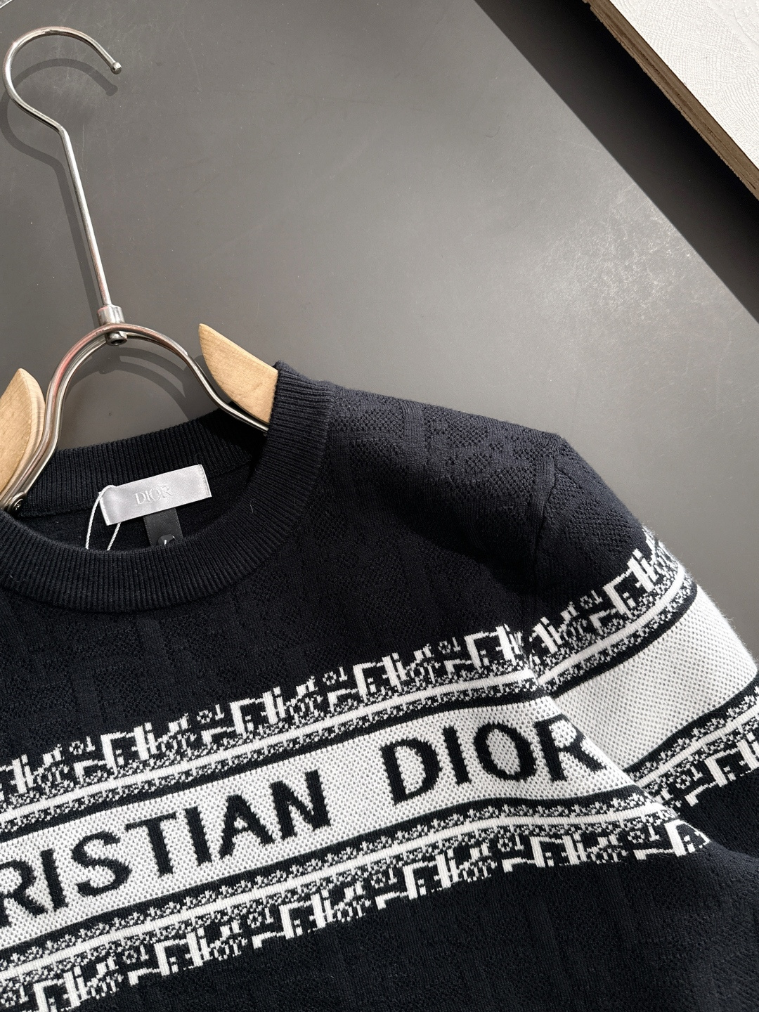 CD 2025秋冬全身提花新款简约圆领针织羊毛衫，精致工艺专柜面料，顶级元素融合打造，经典3标齐全，潮男