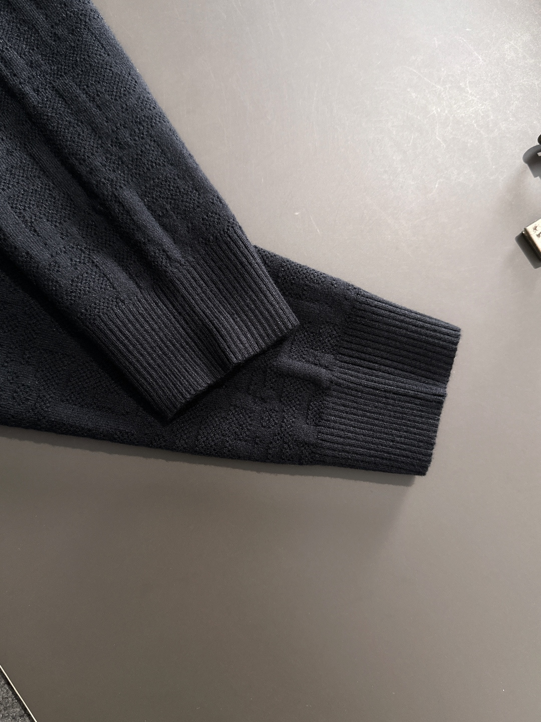 CD 2025秋冬全身提花新款简约圆领针织羊毛衫，精致工艺专柜面料，顶级元素融合打造，经典3标齐全，潮男