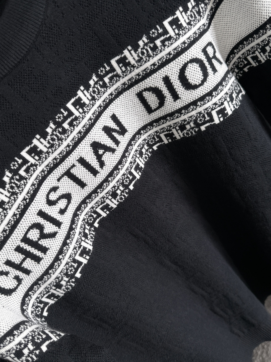 CD 2025秋冬全身提花新款简约圆领针织羊毛衫，精致工艺专柜面料，顶级元素融合打造，经典3标齐全，潮男