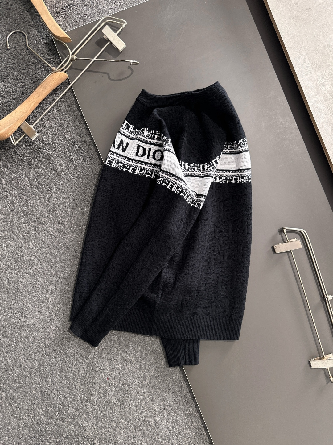 CD 2025秋冬全身提花新款简约圆领针织羊毛衫，精致工艺专柜面料，顶级元素融合打造，经典3标齐全，潮男