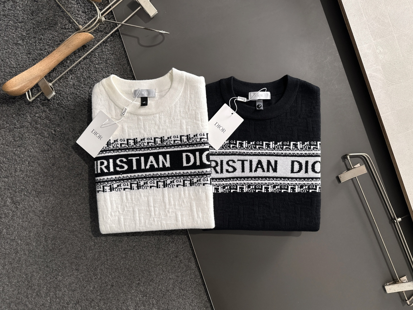 CD 2025秋冬全身提花新款简约圆领针织羊毛衫，精致工艺专柜面料，顶级元素融合打造，经典3标齐全，潮男