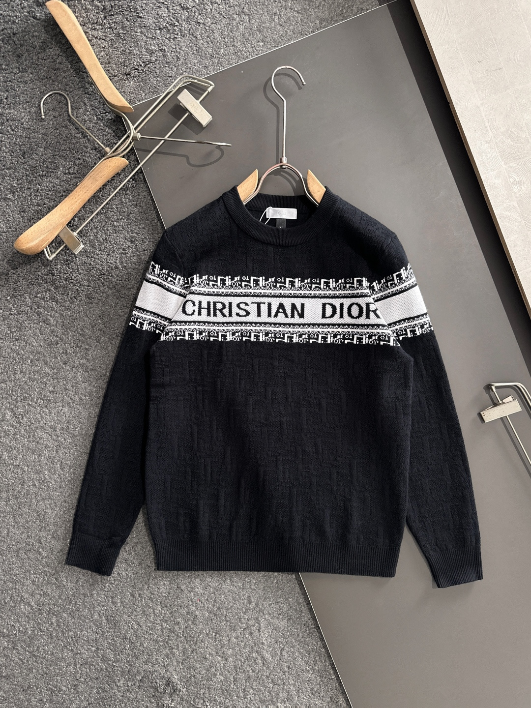 CD 2025秋冬全身提花新款简约圆领针织羊毛衫，精致工艺专柜面料，顶级元素融合打造，经典3标齐全，潮男