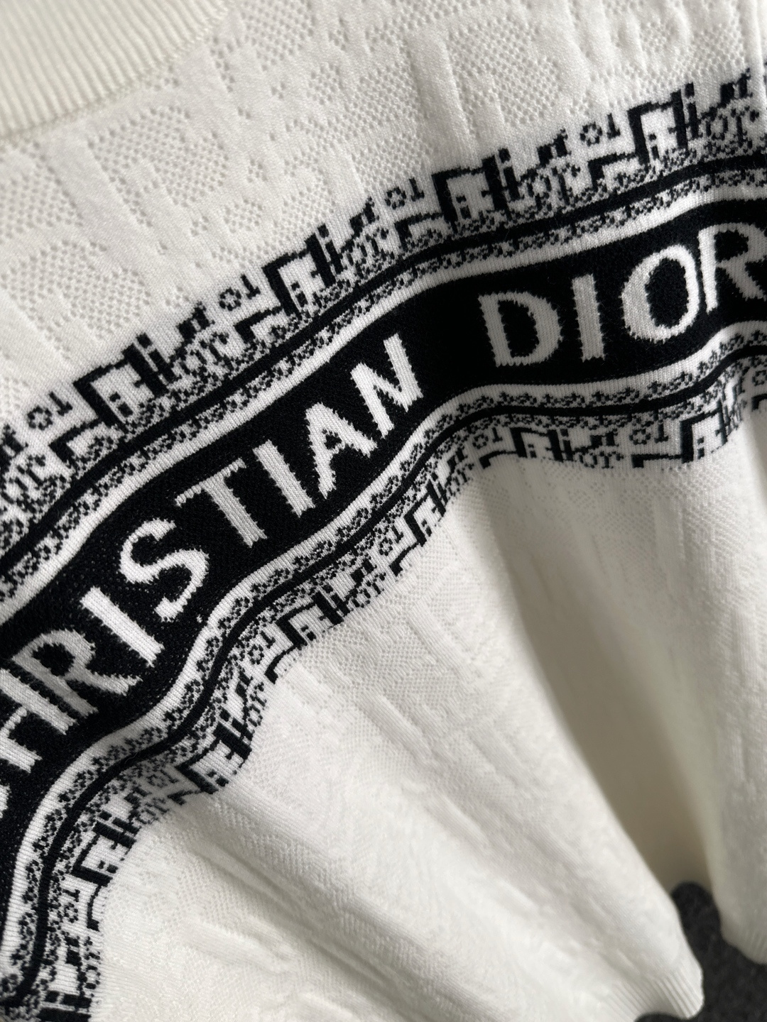 CD 2025秋冬全身提花新款简约圆领针织羊毛衫，精致工艺专柜面料，顶级元素融合打造，经典3标齐全，潮男