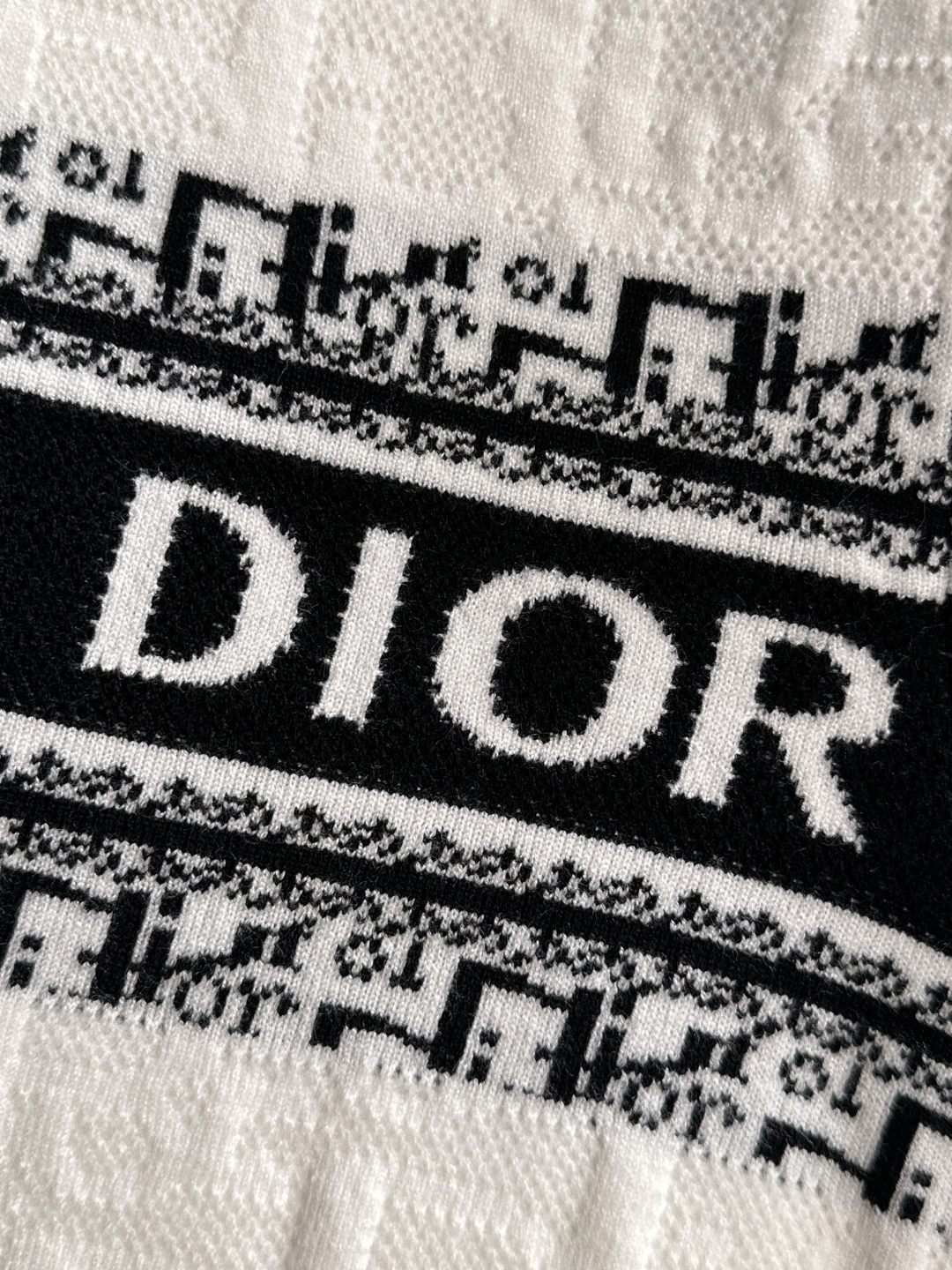 CD 2025秋冬全身提花新款简约圆领针织羊毛衫，精致工艺专柜面料，顶级元素融合打造，经典3标齐全，潮男