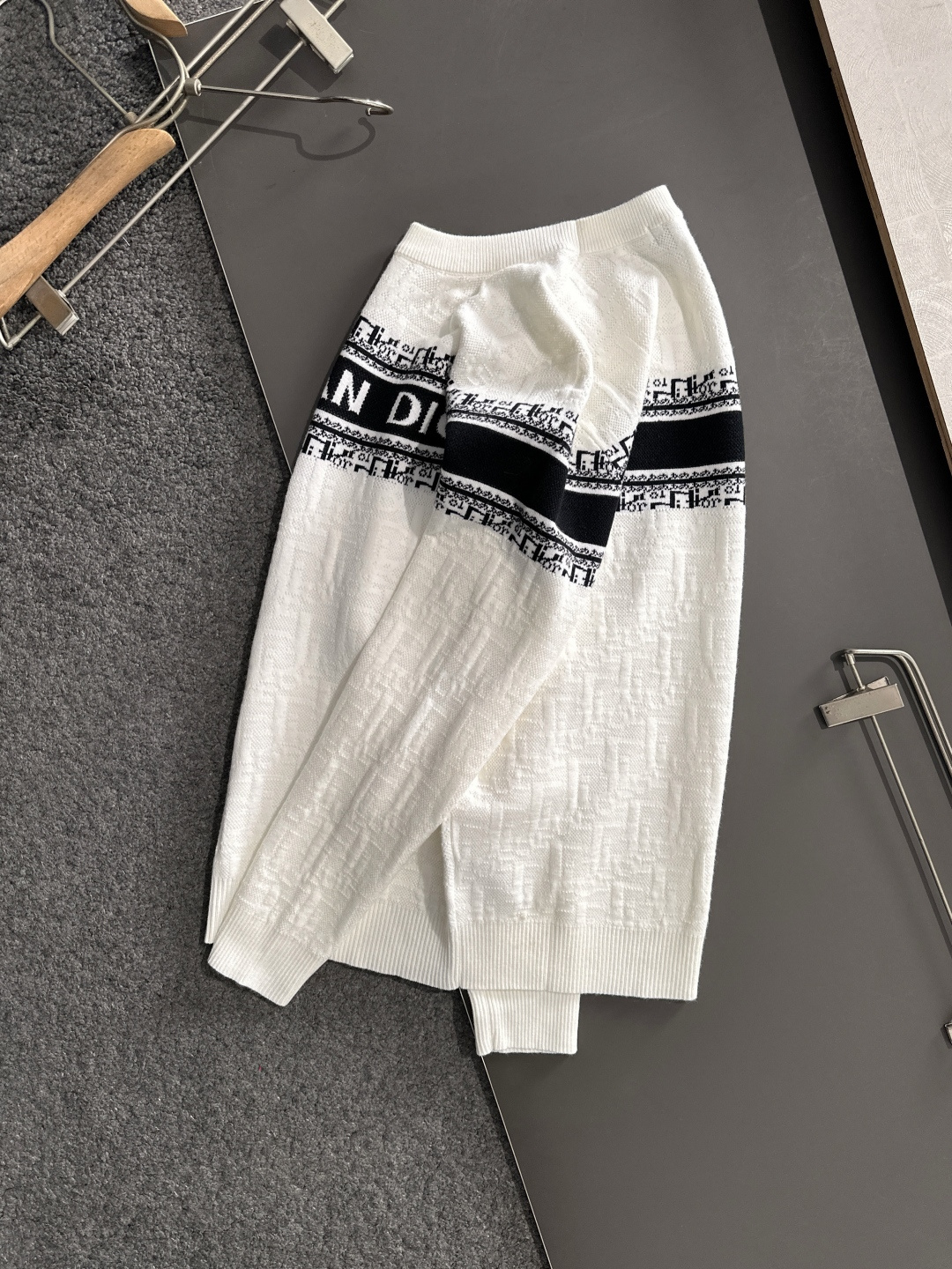 CD 2025秋冬全身提花新款简约圆领针织羊毛衫，精致工艺专柜面料，顶级元素融合打造，经典3标齐全，潮男