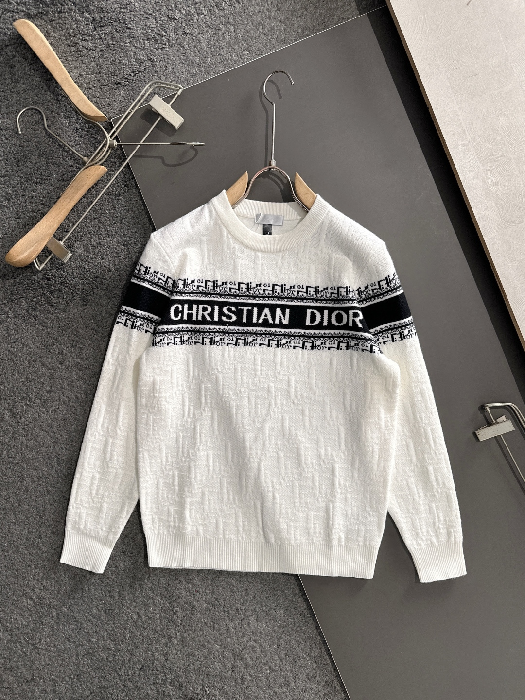 CD 2025秋冬全身提花新款简约圆领针织羊毛衫，精致工艺专柜面料，顶级元素融合打造，经典3标齐全，潮男