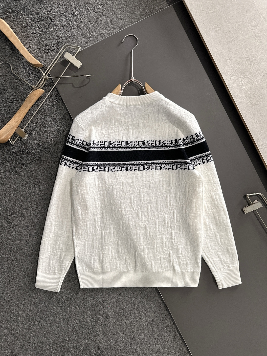 CD 2025秋冬全身提花新款简约圆领针织羊毛衫，精致工艺专柜面料，顶级元素融合打造，经典3标齐全，潮男