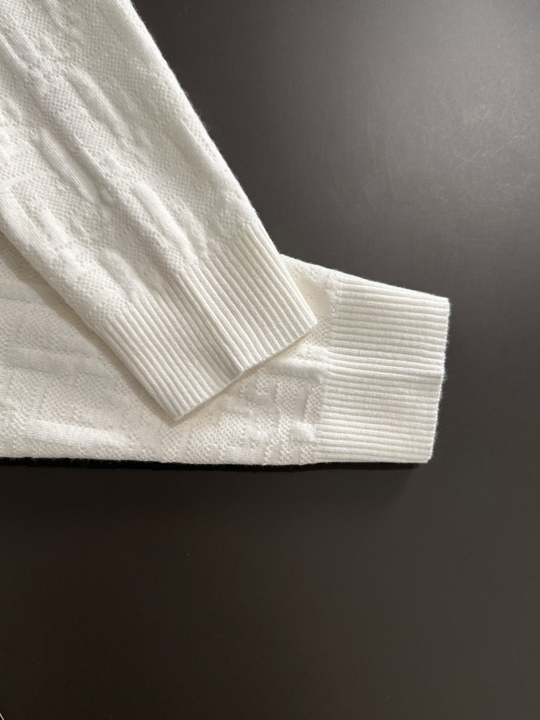 CD 2025秋冬全身提花新款简约圆领针织羊毛衫，精致工艺专柜面料，顶级元素融合打造，经典3标齐全，潮男