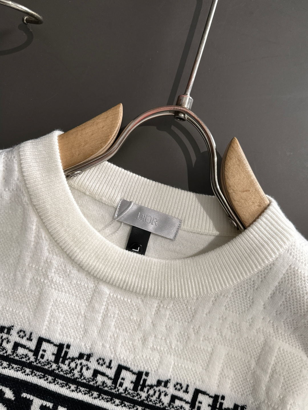 CD 2025秋冬全身提花新款简约圆领针织羊毛衫，精致工艺专柜面料，顶级元素融合打造，经典3标齐全，潮男