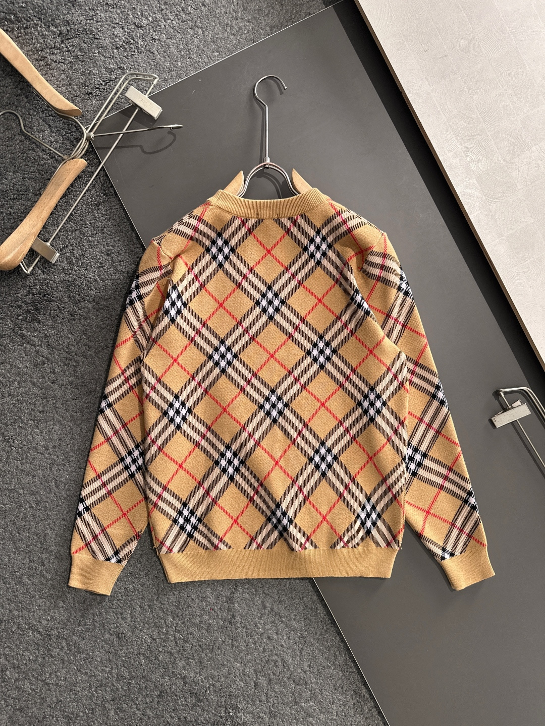 BBR 2025秋冬全身提花新款简约圆领针织羊毛衫，精致工艺专柜面料，顶级元素融合打造，经典3标齐全，潮